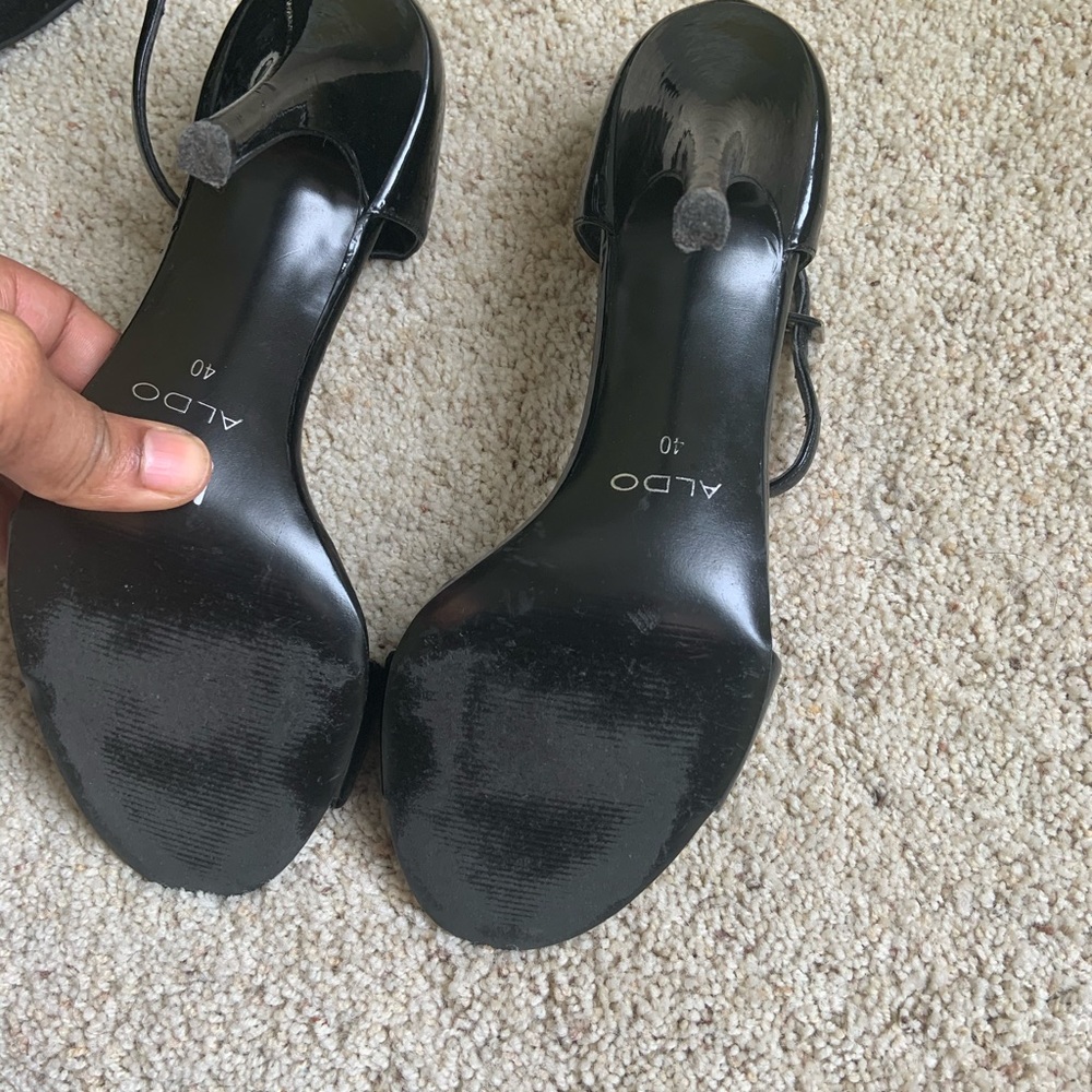 Step into style with these chic Aldo patent leather shoes! - Picture 3 of 4